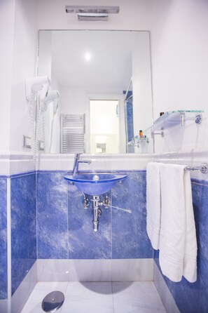 Habitación doble (with extra bed) | Baño | Ducha, secador de pelo, bidé y toallas