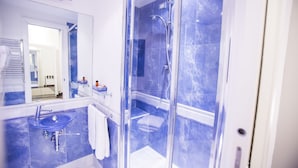 Chambre Double (with extra bed) | Salle de bain