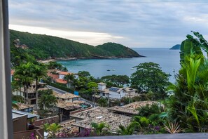 Quarto superior, vista para o mar | Frigobar, cofres nos quartos, cortinas blackout, Wi-Fi de cortesia