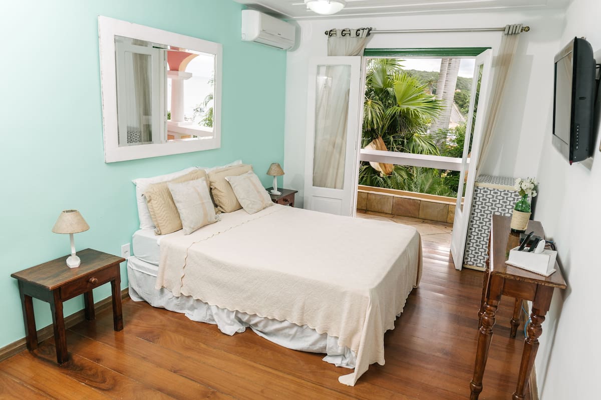 Minibar, in-room safe, blackout curtains, free WiFi