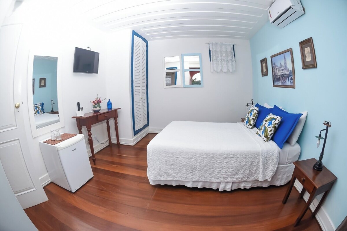 Minibar, caja de seguridad en la habitación y cortinas blackout 