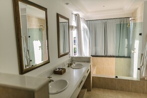 Suite de luna de miel | Minibar, caja de seguridad en la habitación y cortinas blackout 