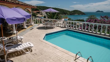 Piscina externa, guarda-sóis, espreguiçadeiras
