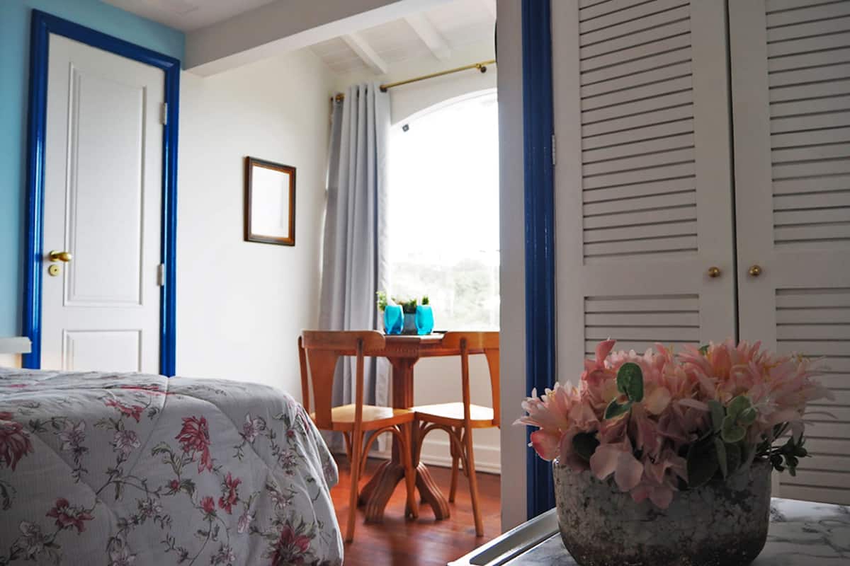 Minibar, in-room safe, blackout curtains, free WiFi