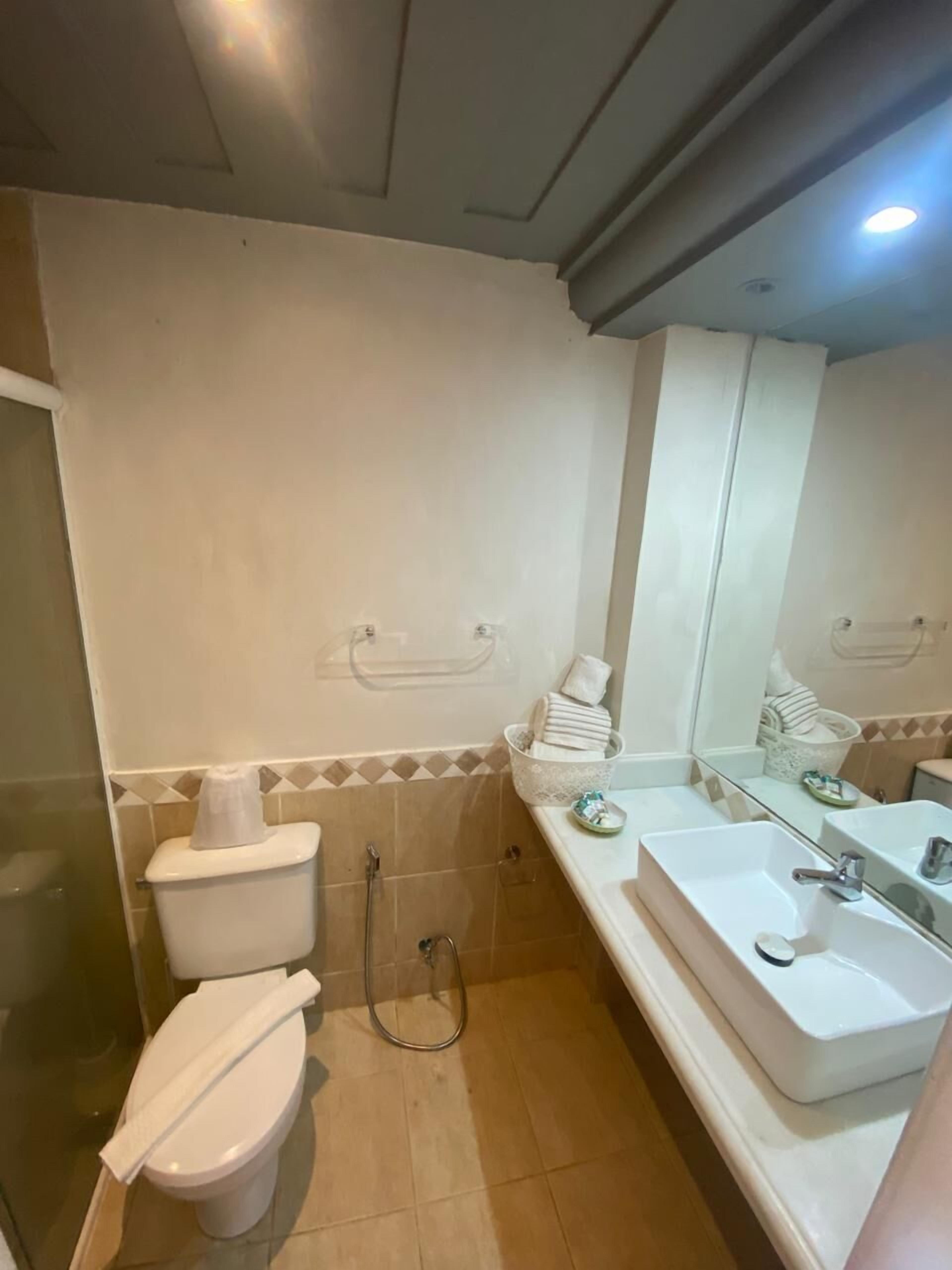 Quarto standard | Frigobar, cofres nos quartos, cortinas blackout, Wi-Fi de cortesia