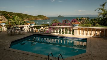 Piscina externa, guarda-sóis, espreguiçadeiras