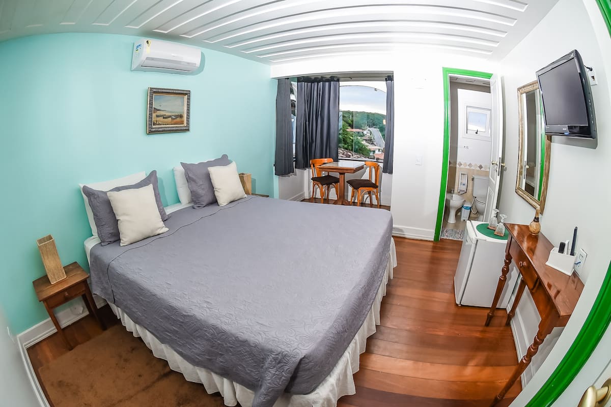 Chambre Deluxe, vue mer | 1 chambre, minibar, coffres-forts dans les chambres, rideaux occultants