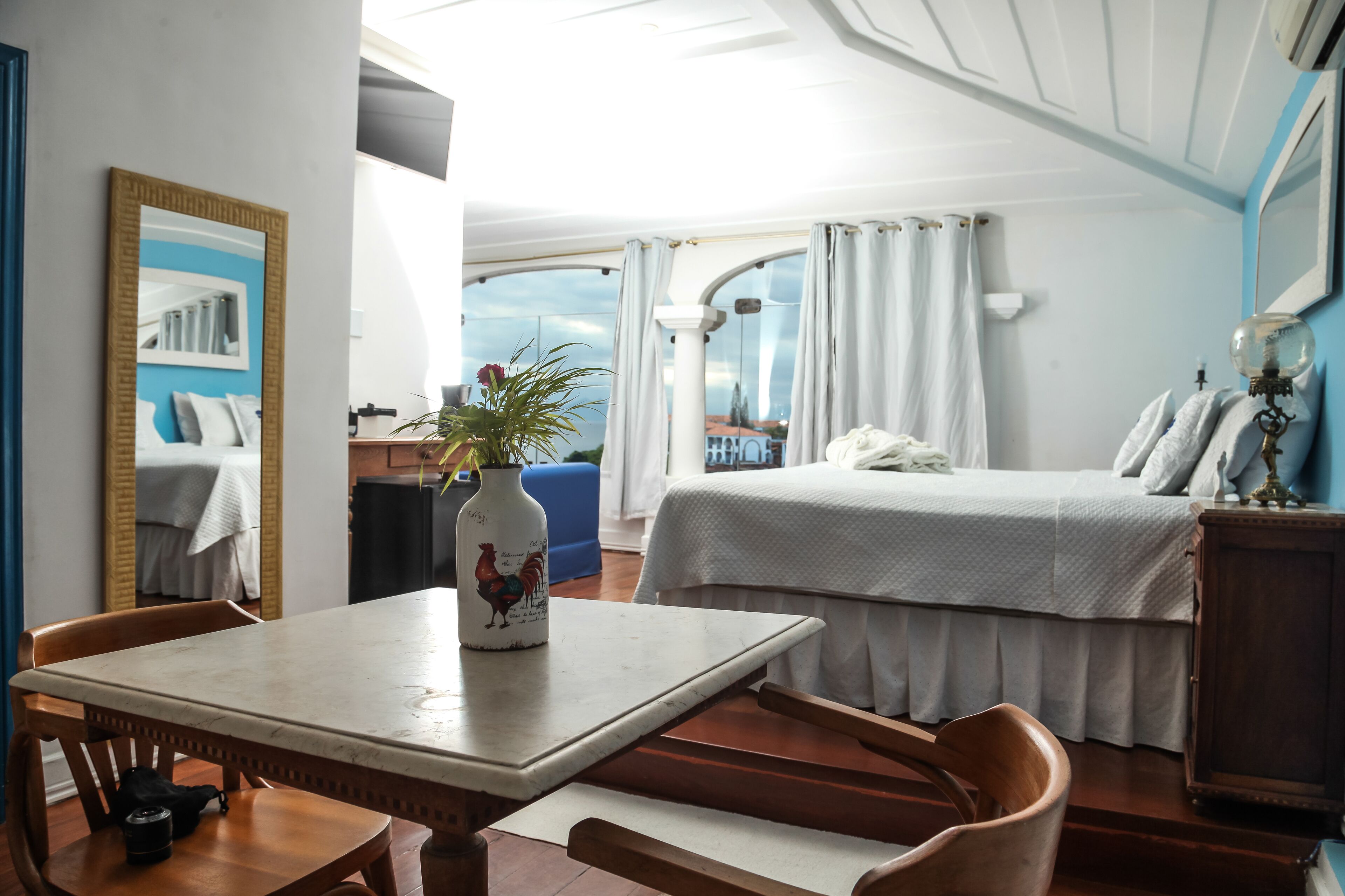 honeymoon suite | 1 bedroom, minibar, in-room safe, blackout curtains