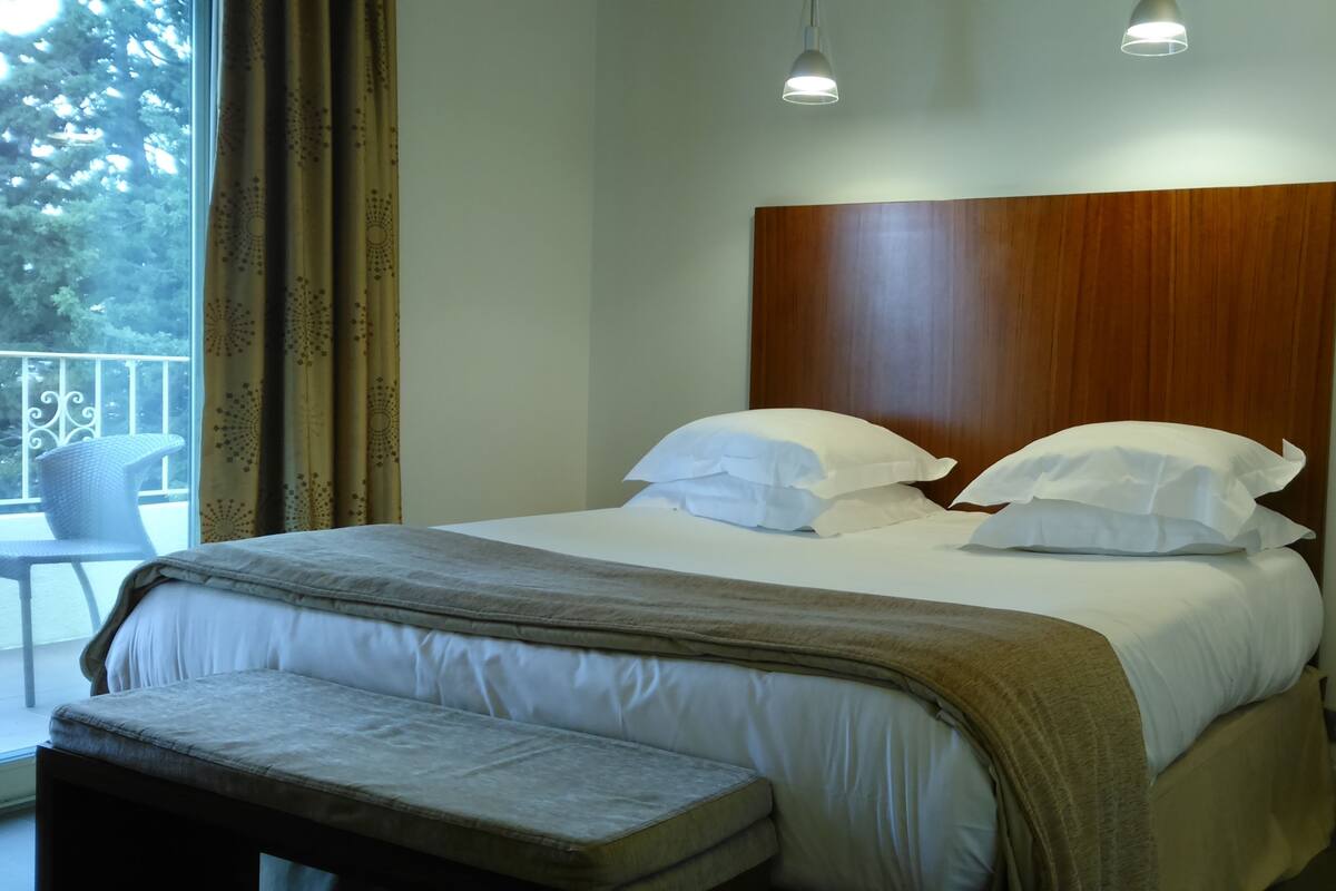 Double Room | In-room safe, soundproofing, iron/ironing board (on request)