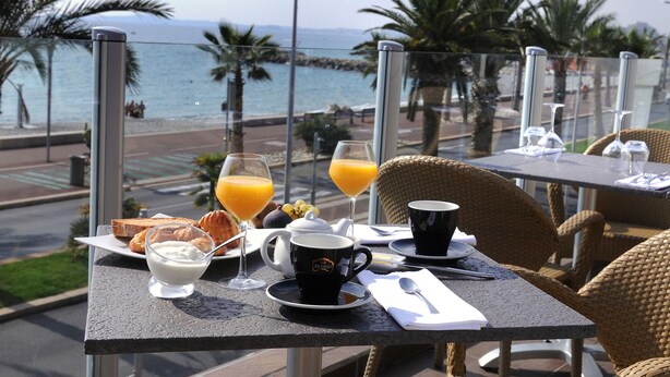 Outdoor dining - Appart'é hôtel (Cagnes-sur-Mer)