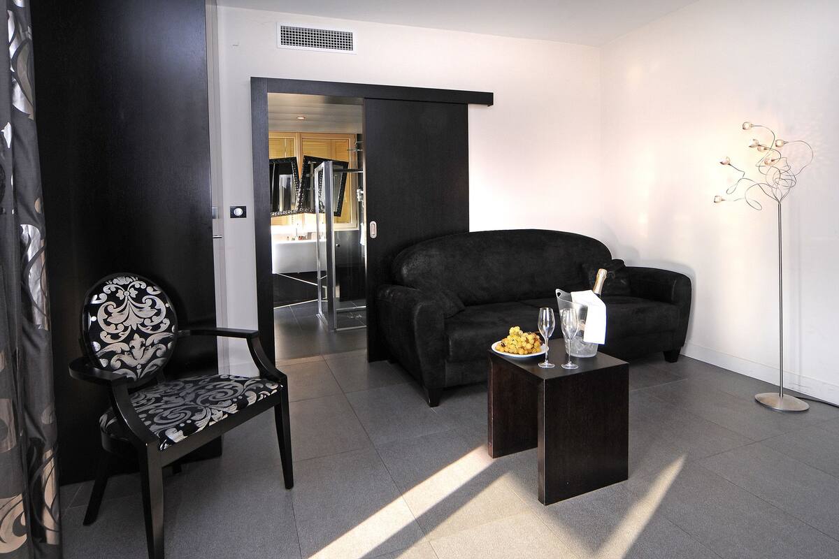 Suite | Living area | Flat-screen TV