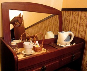Eenpersoonskamer | Luxe beddengoed, een bureau, een strijkplank/strijkijzer