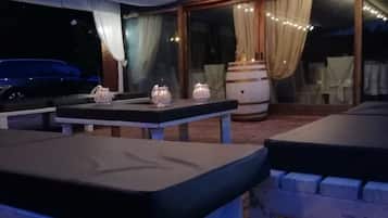 Fassade der Unterkunft – Abend/Nacht