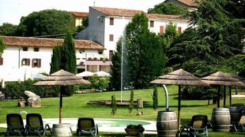 Außenpool (je nach Saison geöffnet), Sonnenschirme, Liegestühle