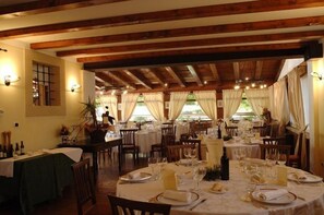 Serviço de jantar, culinária italiana, vistas para o jardim