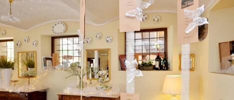 Una habitación acogedora con un armario de madera, una cesta redonda de mimbre y una silla blanca.