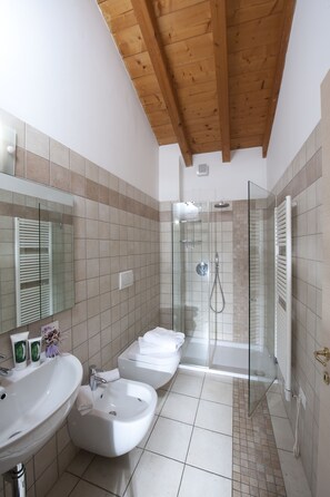 Shower, free toiletries, hair dryer, bidet - Resort la Mola (Sommacampagna)