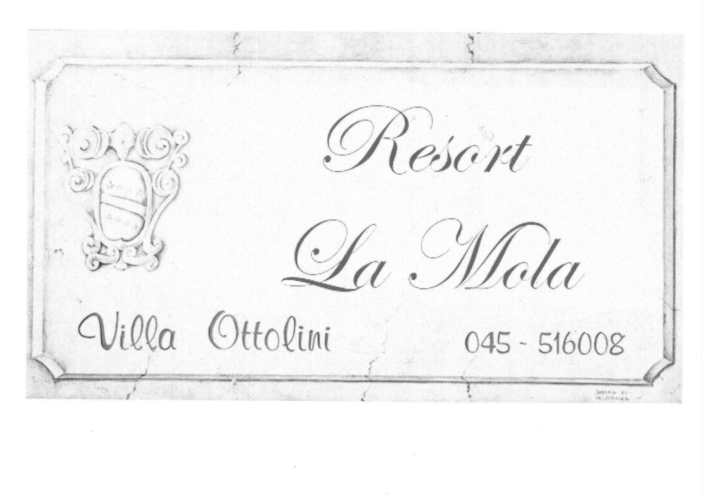 Hotelname-Plaque mit 'Resort La Mola' und 'Villa Ottolini' sowie der Telefonnummer '045-516008'.