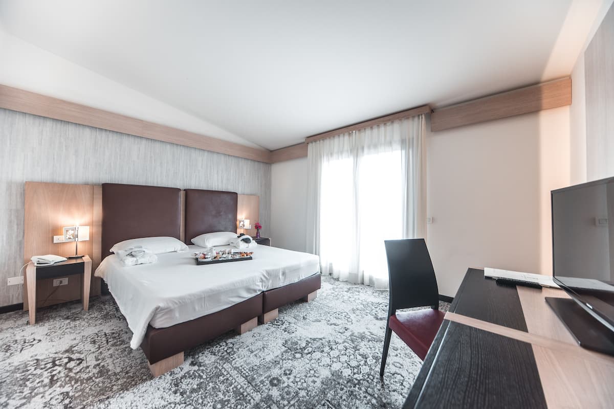 comfort matrimoniale/twin - vista piscina | minibar, in-room safe, individually decorated, individually furnished