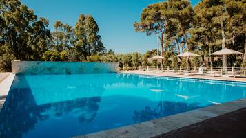 Außenpool (je nach Saison geöffnet), Sonnenschirme, Liegestühle