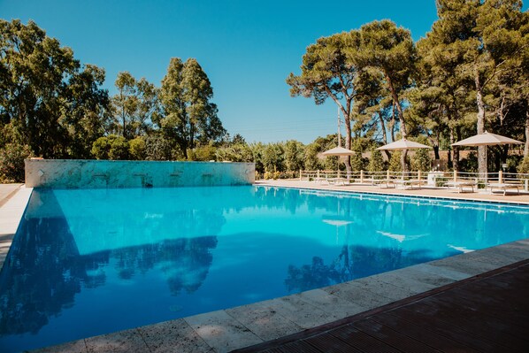 Piscina stagionale all'aperto, ombrelloni da piscina, lettini