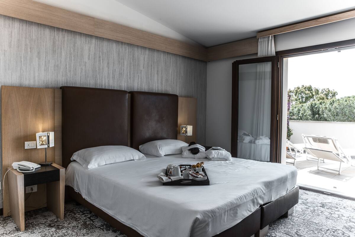 tripla con balcone vista piscina | minibar, in-room safe, individually decorated, individually furnished