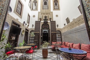 Outdoor dining - Riad Hala (Fes)