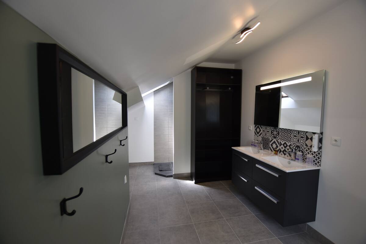 family room 6 people | bathroom | shower, free toiletries, hair dryer, towels