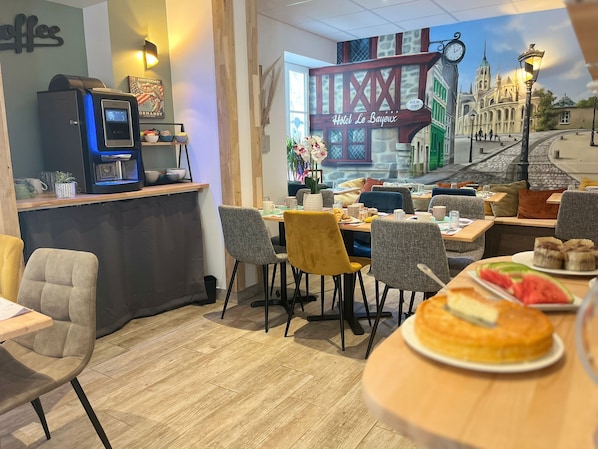 Petit déjeuner buffet (16 EUR par personne)