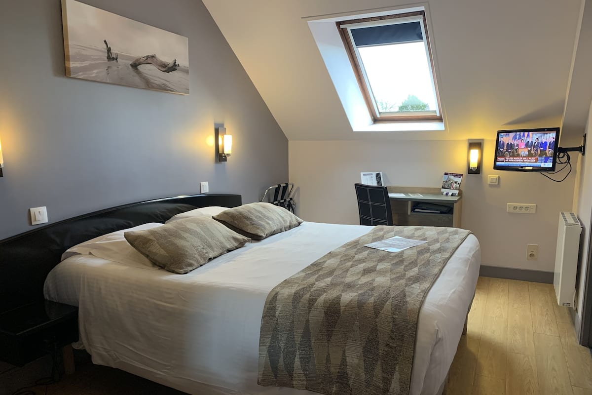 Premium bedding, desk, laptop workspace, soundproofing