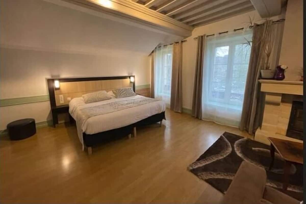 Family Room 6 people | Premium bedding, individually decorated, individually furnished, desk