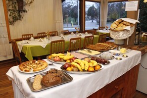 Free daily buffet breakfast