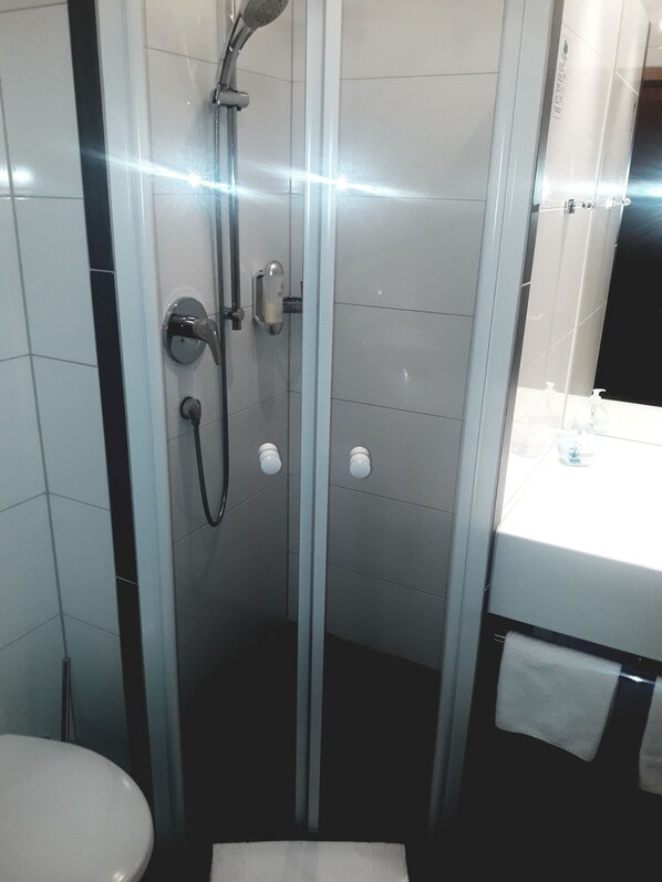 Quarto solteiro conforto | Banheiro | Secador de cabelo, toalhas de banho