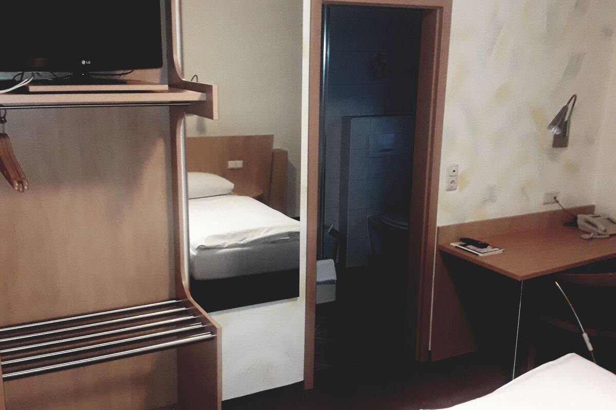 standard double room | desk, iron/ironing board, cots/infant beds, rollaway beds