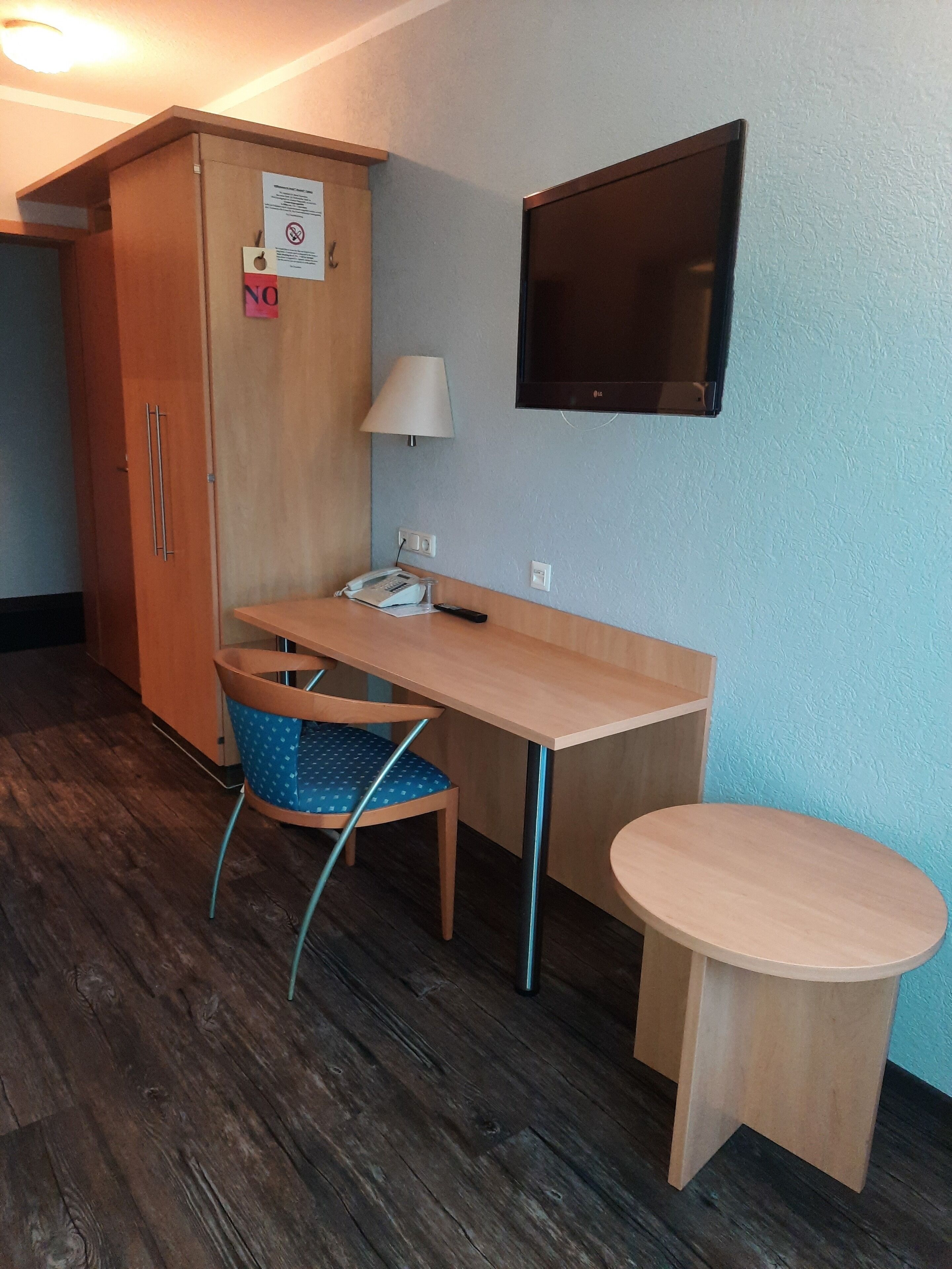 comfort single room | desk, iron/ironing board, cots/infant beds, rollaway beds