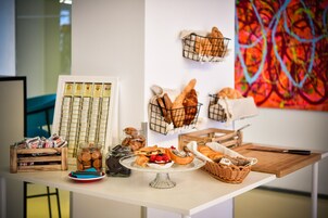 Colazione continentale, servita tutte le mattine (14 EUR a persona) 