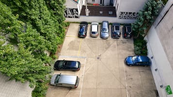 Parcheggio non assistito (EUR 15.00 a notte)