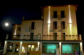 Front of property – evening/night - International Hotel Iseo (Iseo)
