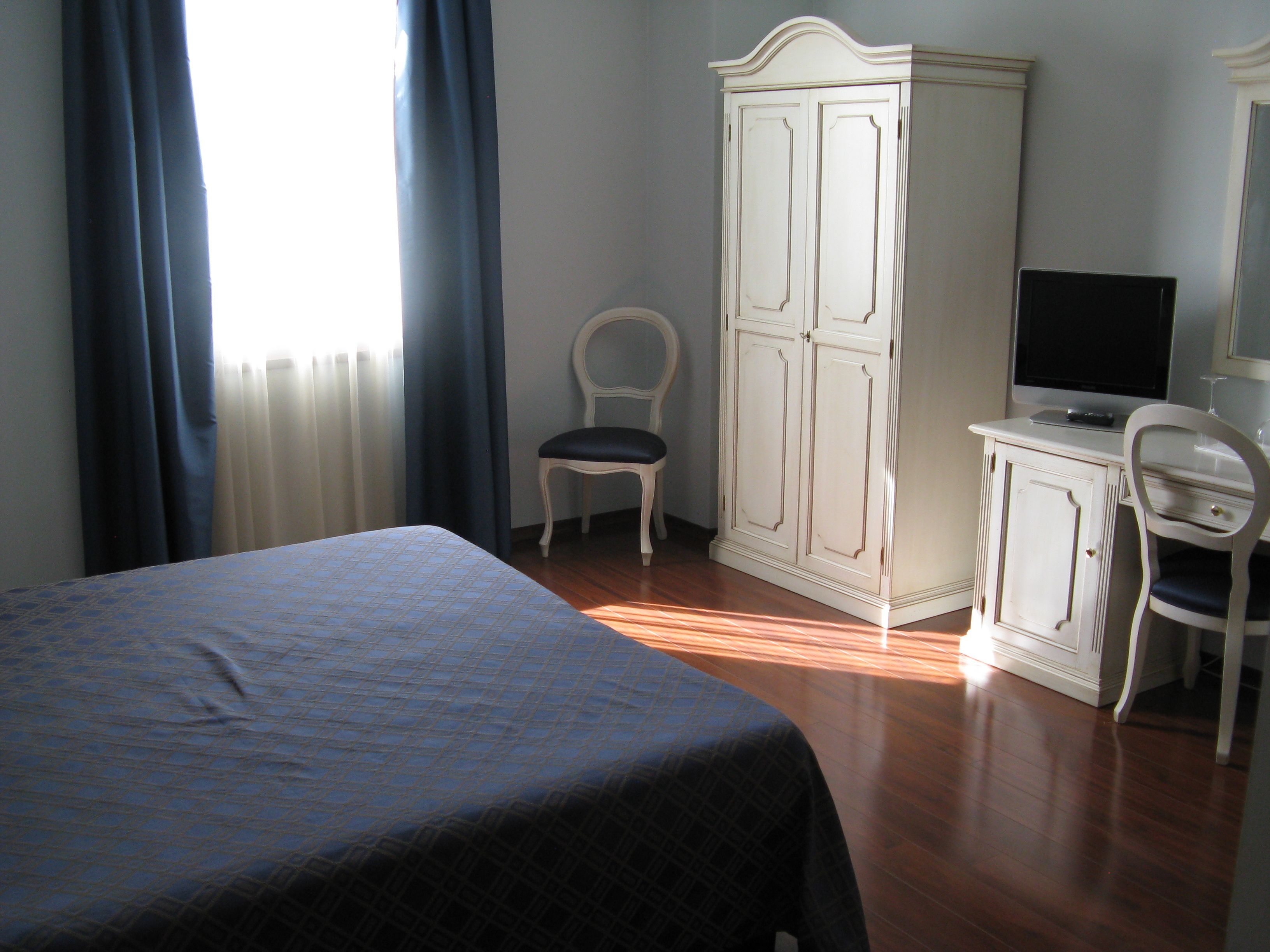 superior double room | minibar, in-room safe, desk, blackout curtains