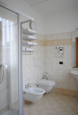 Een douche, gratis toiletartikelen, een haardroger, een bidet