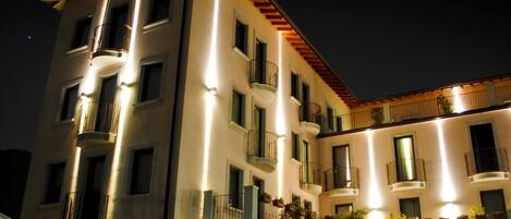 Façade de l’hébergement - soirée/nuit