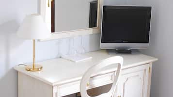 Habitación triple superior | Minibar, caja de seguridad en la habitación y escritorio