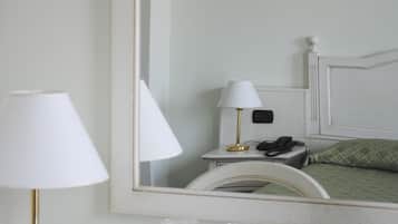 Minibar, coffres-forts dans les chambres, bureau, rideaux occultants