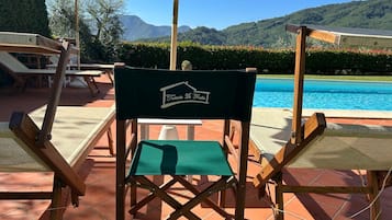 Außenpool (je nach Saison geöffnet), Sonnenschirme, Liegestühle