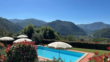 Piscine extérieure (ouverte en saison), parasols de plage