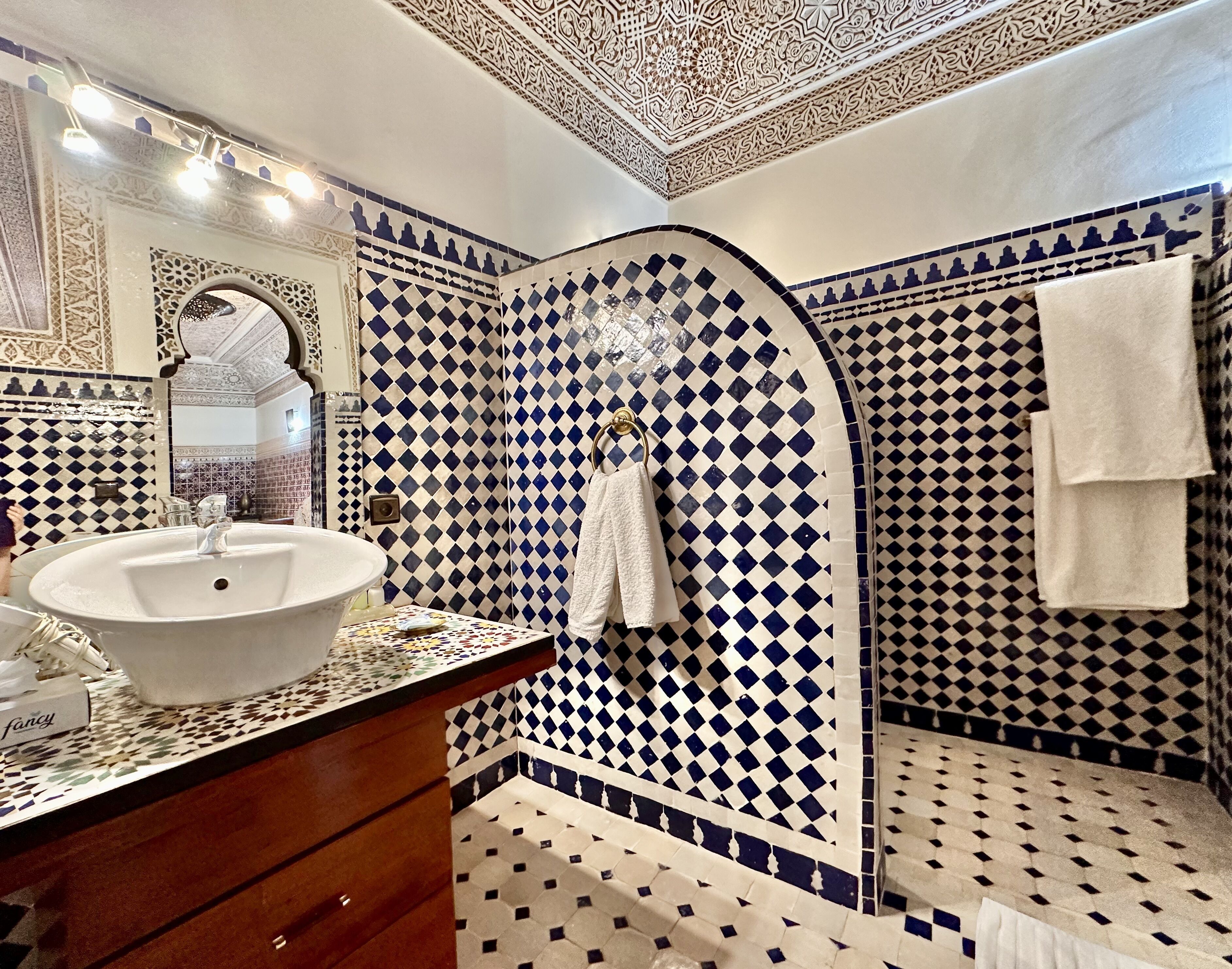 Un baño con un lavamanos grande, una ducha y un espejo.
