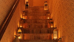 Un escalier à plusieurs marches, chacune étant éclairée par une lanterne.