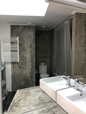 Double Room | Bathroom | Shower, towels - Vinha da Quinta (Sintra)