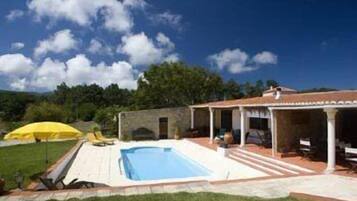 Piscina externa sazonal, guarda-sóis