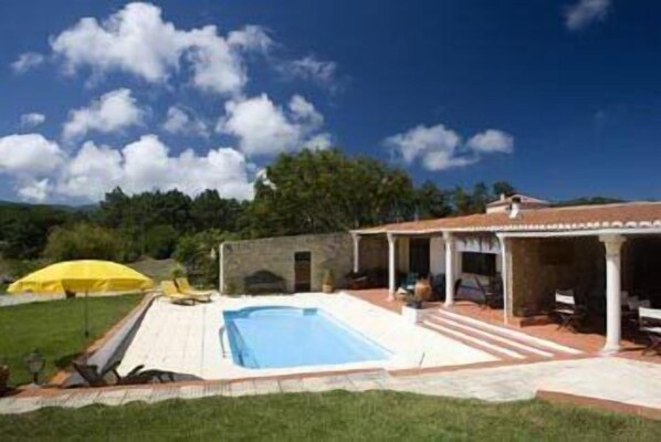 Seasonal outdoor pool, pool umbrellas - Vinha da Quinta (Sintra)
